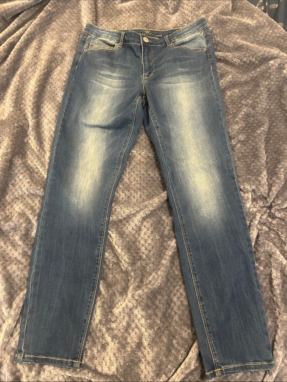 NWOT Almost Famous Women’s Blue Fade Wash Sz11